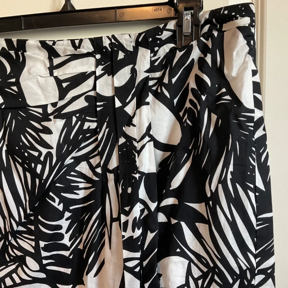 Lane Bryant Floral Printed Cotton Wrap Skirt - Black and‎ White - Size 16